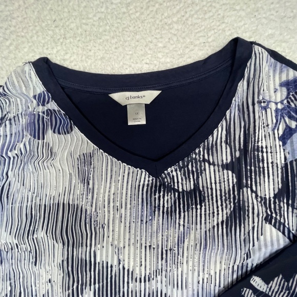 NWT Women’s Cj Banks 3/4 sleeve,  Blue/Black/Gray Floral, 1X Top - Picture 3 of 15